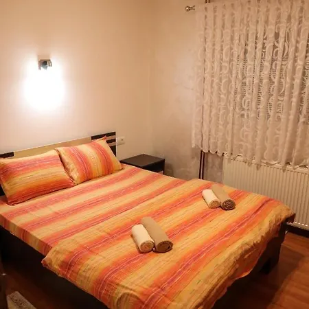 Lara Apartmán *